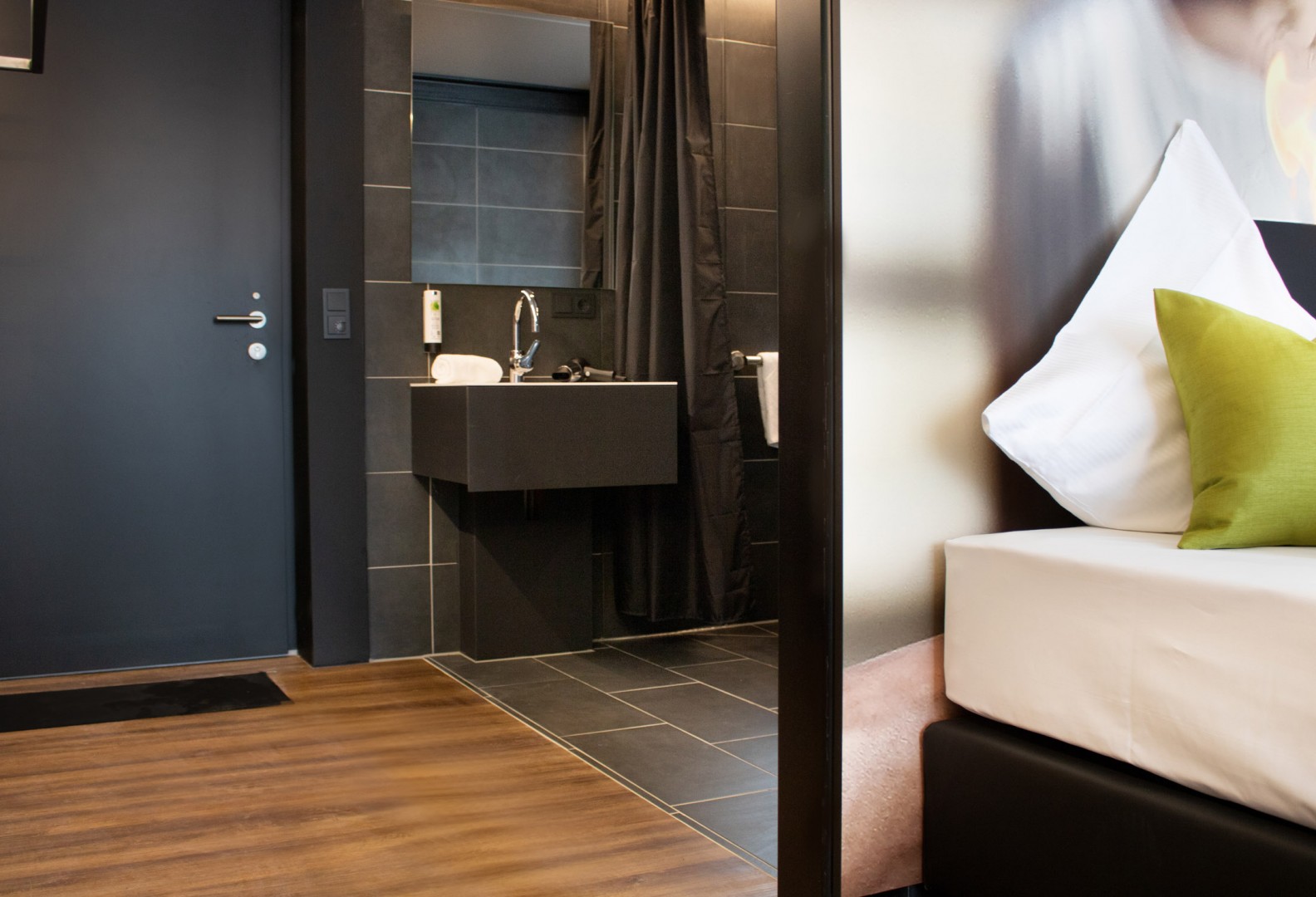 hotel_barrierefrei_bad_zugang2_i54211920x1080_2_5